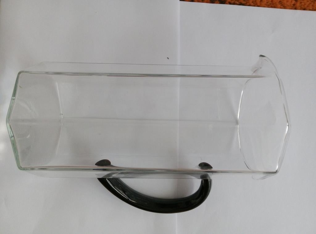 Glazen waterkan met zwart handvat, Antiek en Kunst, Antiek | Glas en Kristal, Ophalen of Verzenden