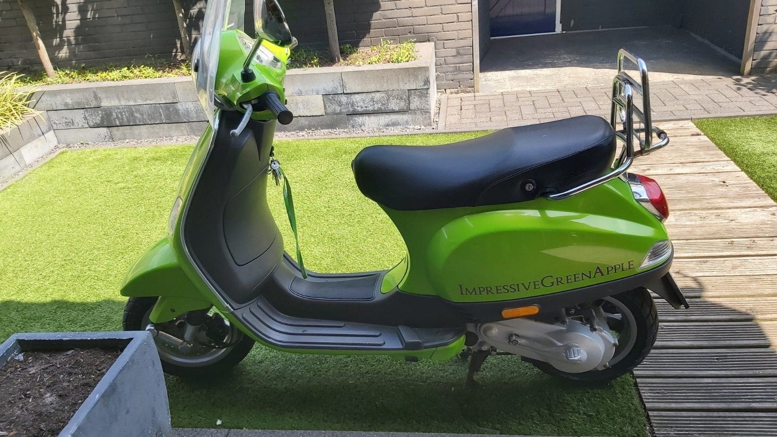 Vespa scooter (special edition: Impressive Green Apple), Fietsen en Brommers, Ophalen, Benzine