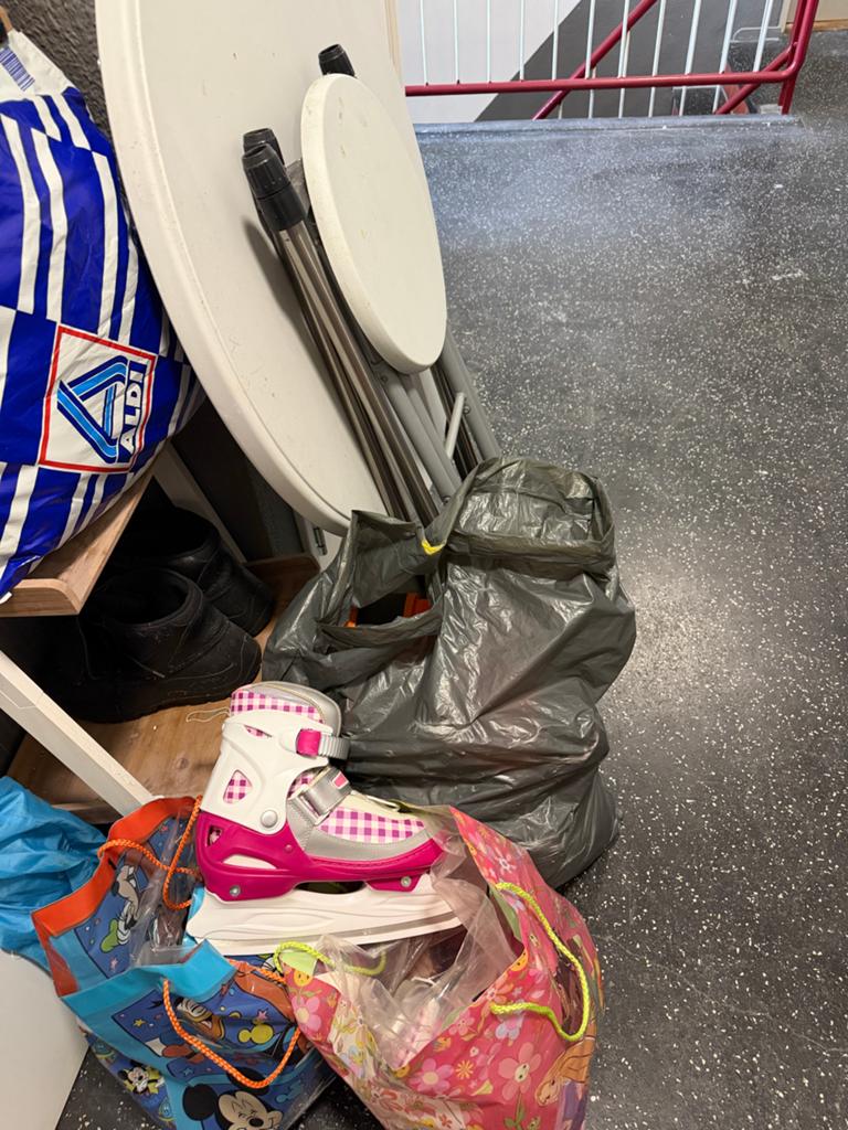 Diverse spullen: kleding, tassen, tv, meubels, schaatsen, Ophalen