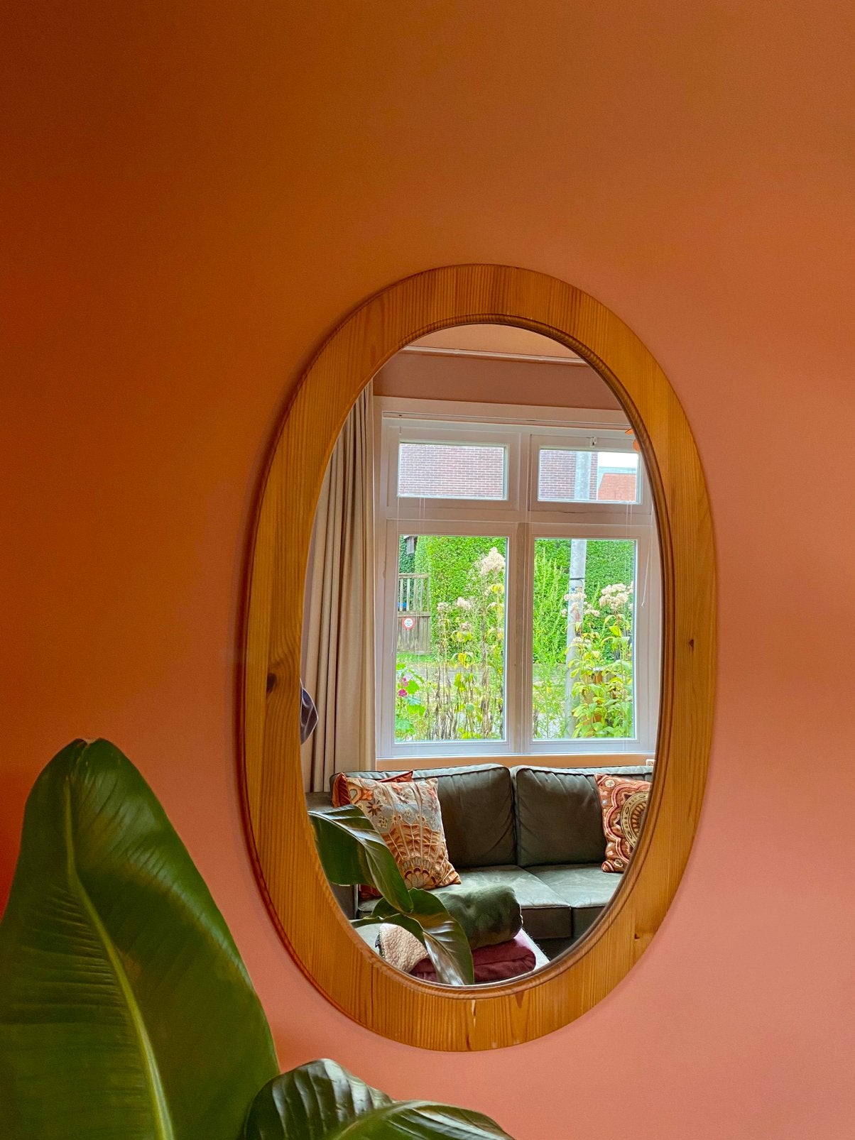 Een vintage ovale grenen wandspiegel., Huis en Inrichting, Ophalen, Zo goed als nieuw, Minder dan 100 cm, Ovaal