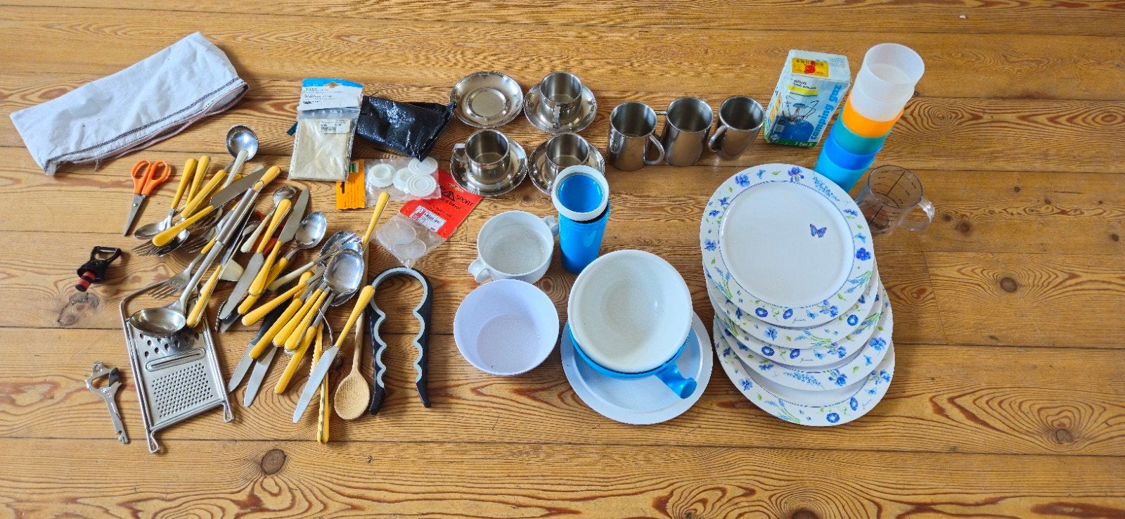 Complete kampeeruitrusting: borden, bestek, bekers en meer, Caravans en Kamperen, Ophalen of Verzenden, Gebruikt