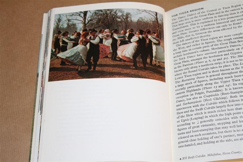 Hongaarse volksdansen. Traditionele dansen., Boeken, Ophalen of Verzenden, Gelezen, Europa