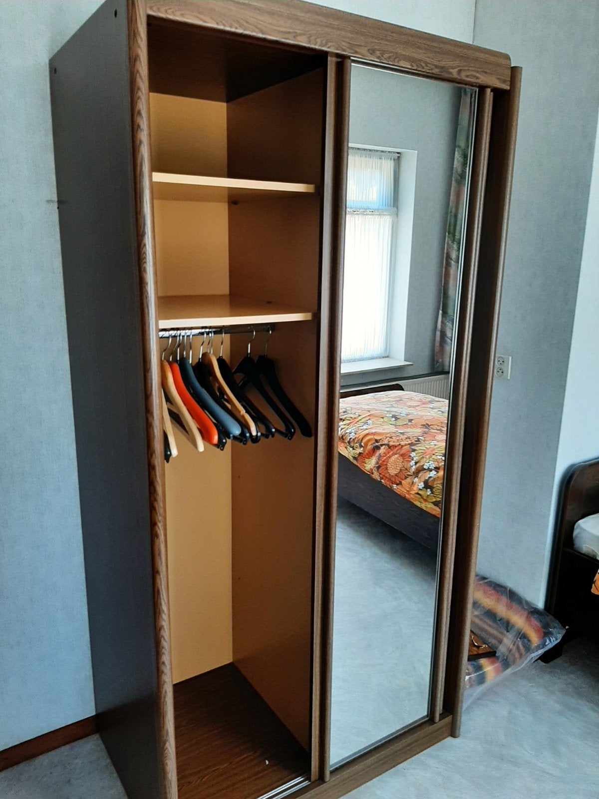 Houten Linnenkast met Spiegel en Schuifdeuren, Huis en Inrichting, Ophalen, Met deur(en), Gebruikt, 100 tot 150 cm