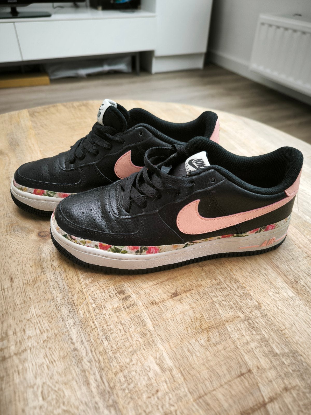 Nike Air Force 1 sneakers zwart met roze details, Kleding | Dames, Zwart, Nike air force, Ophalen of Verzenden, Sneakers of Gympen