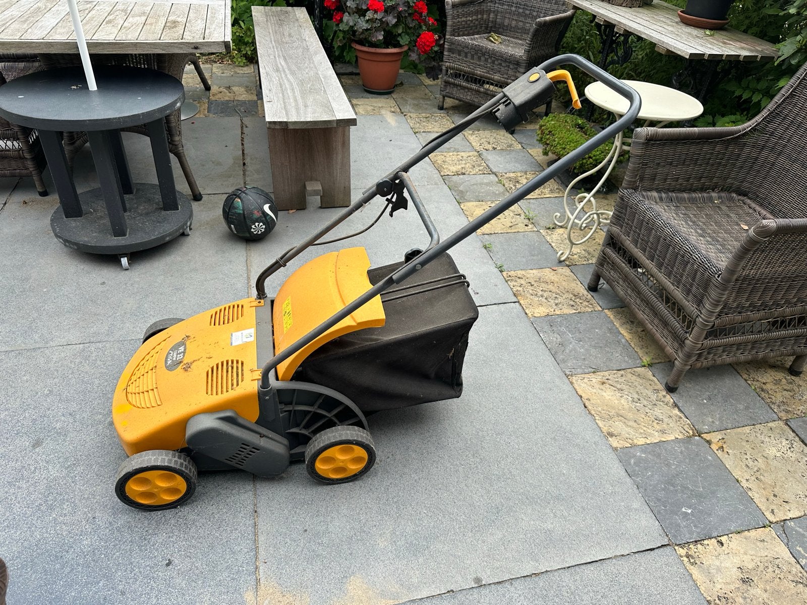 Stiga VE 32 elektrische verticuteermachine, Tuin en Terras, Grasmaaiers, Gebruikt, Elektrische grasmaaier, 30 t/m 39 cm, Opvangbak