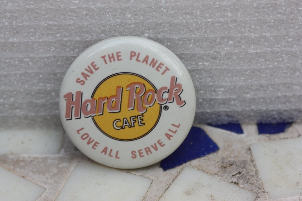 Oude buttn Hard Rock Cafe Save the planet Love all Serve all, Ophalen of Verzenden, Gebruikt, Overige onderwerpen, Button