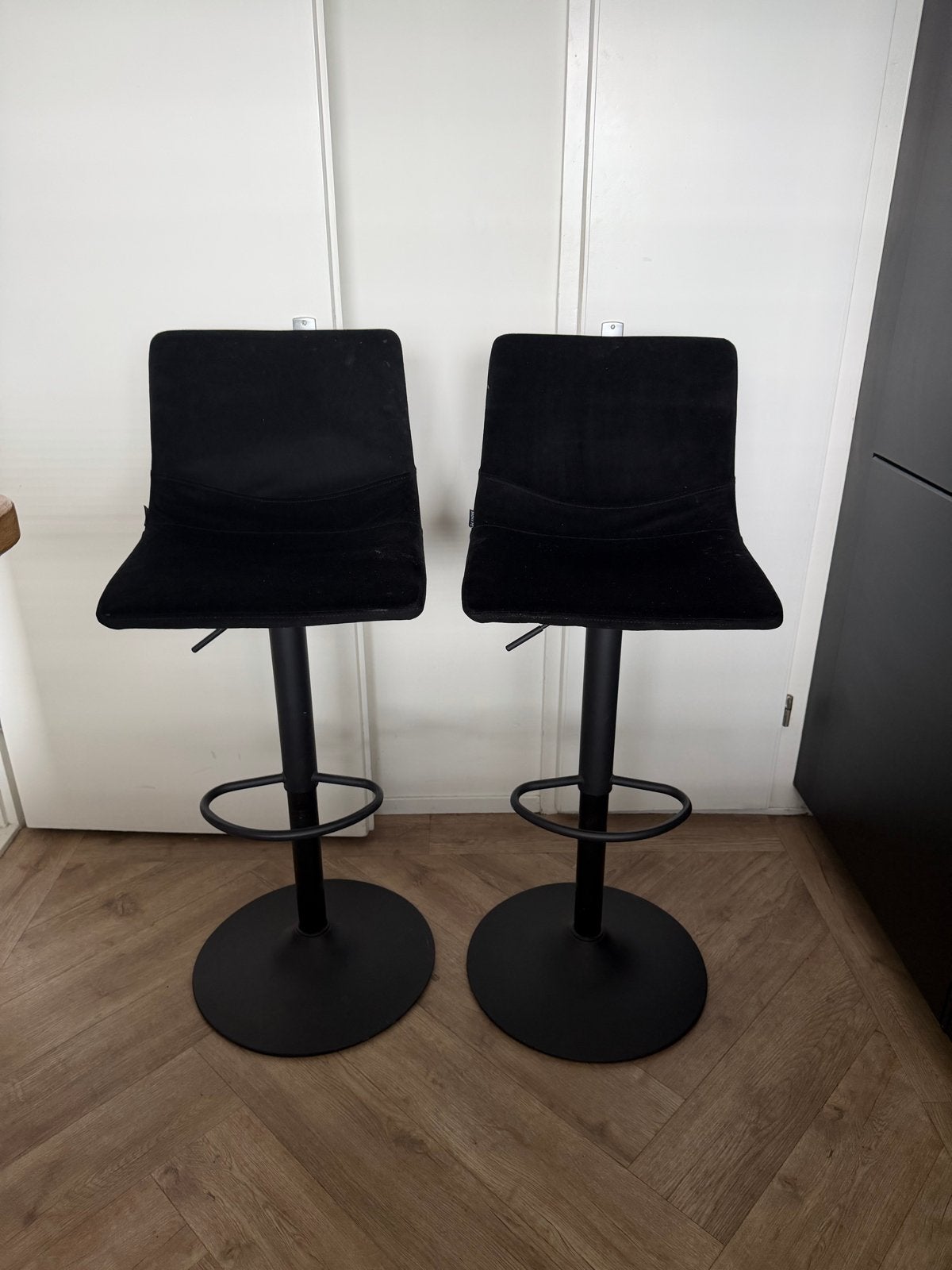 2x Bronx71 Zwarte Velvet Draaibare Barstoelen - ZGAN, Huis en Inrichting, Barkrukken, Ophalen, In hoogte verstelbaar, Zo goed als nieuw
