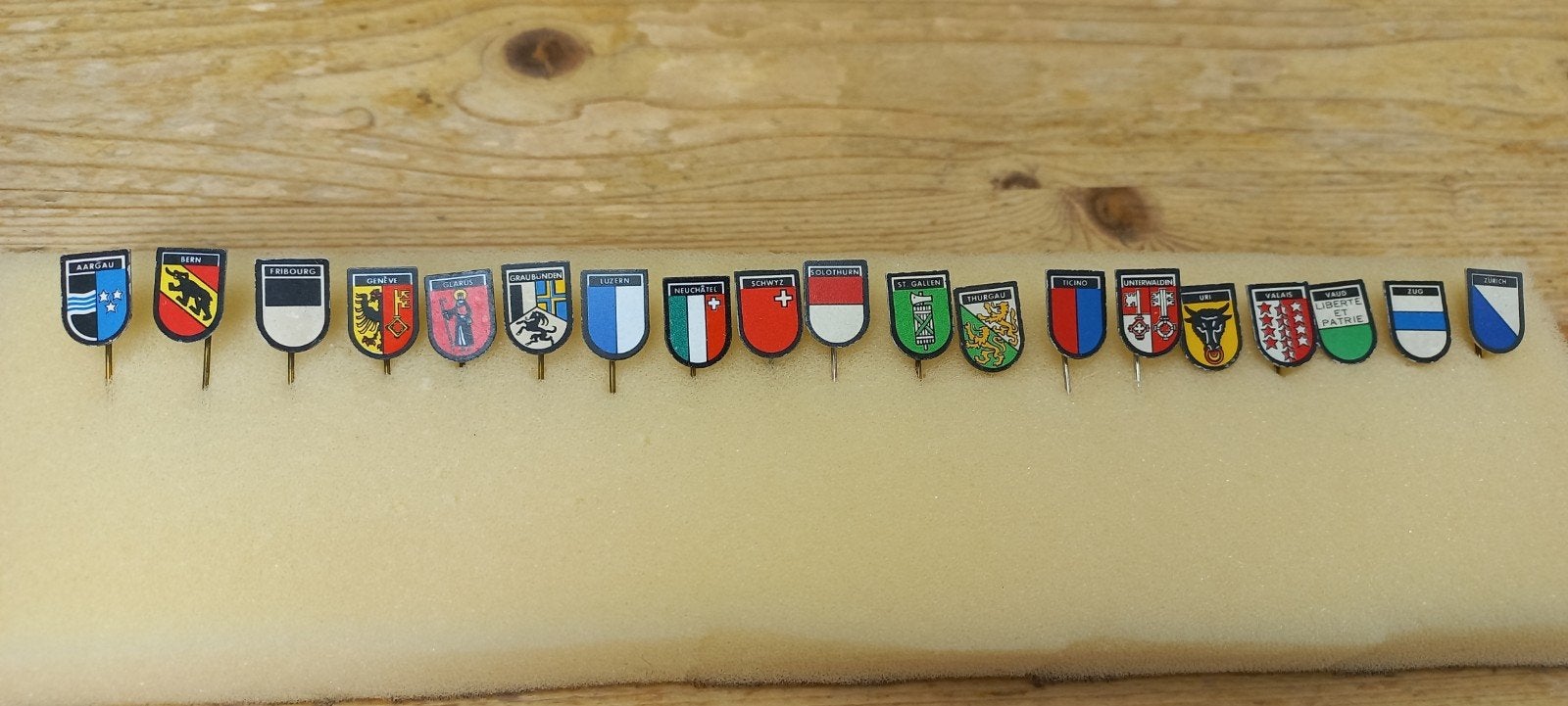 speldjes van wapens uit zwitserland, Ophalen of Verzenden, Stad of Land, Speldje of Pin