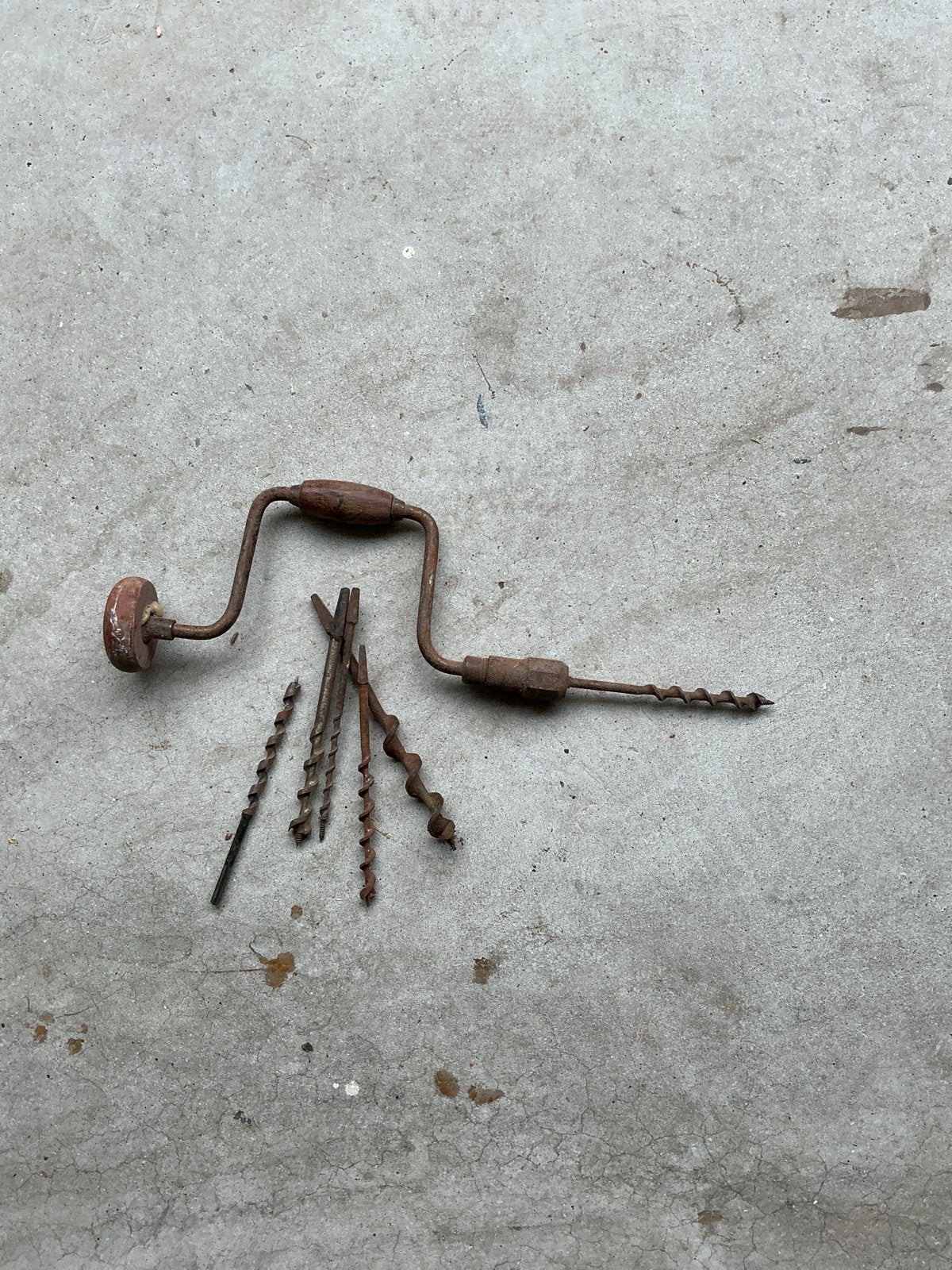 Antieke booromslag met diverse boren, Ophalen