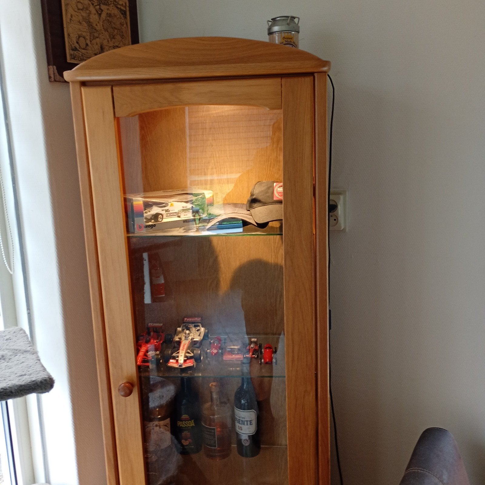 Houten vitrinekast met glazen deur en lades, Huis en Inrichting, Kasten | Vitrinekasten, Ophalen, Gebruikt, Met deur(en), Glas