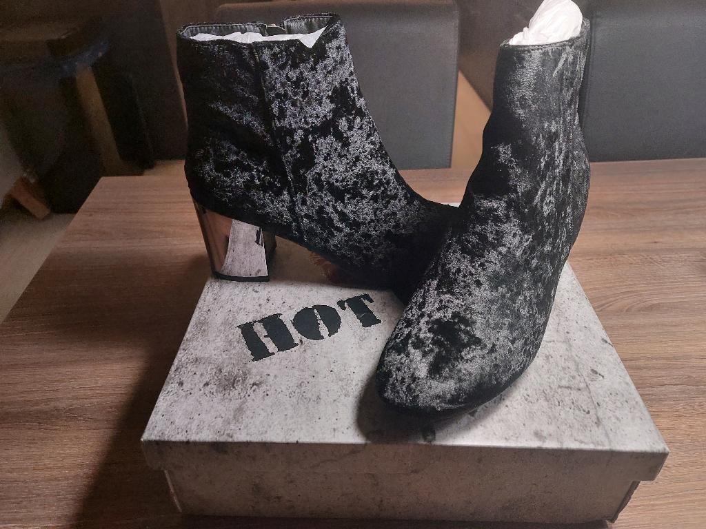 Zwarte Christie velvet enkellaarsjes Hot Kiss - div. maten, Kleding | Dames, Zwart, Lage of Enkellaarzen, Nieuw, Ophalen of Verzenden