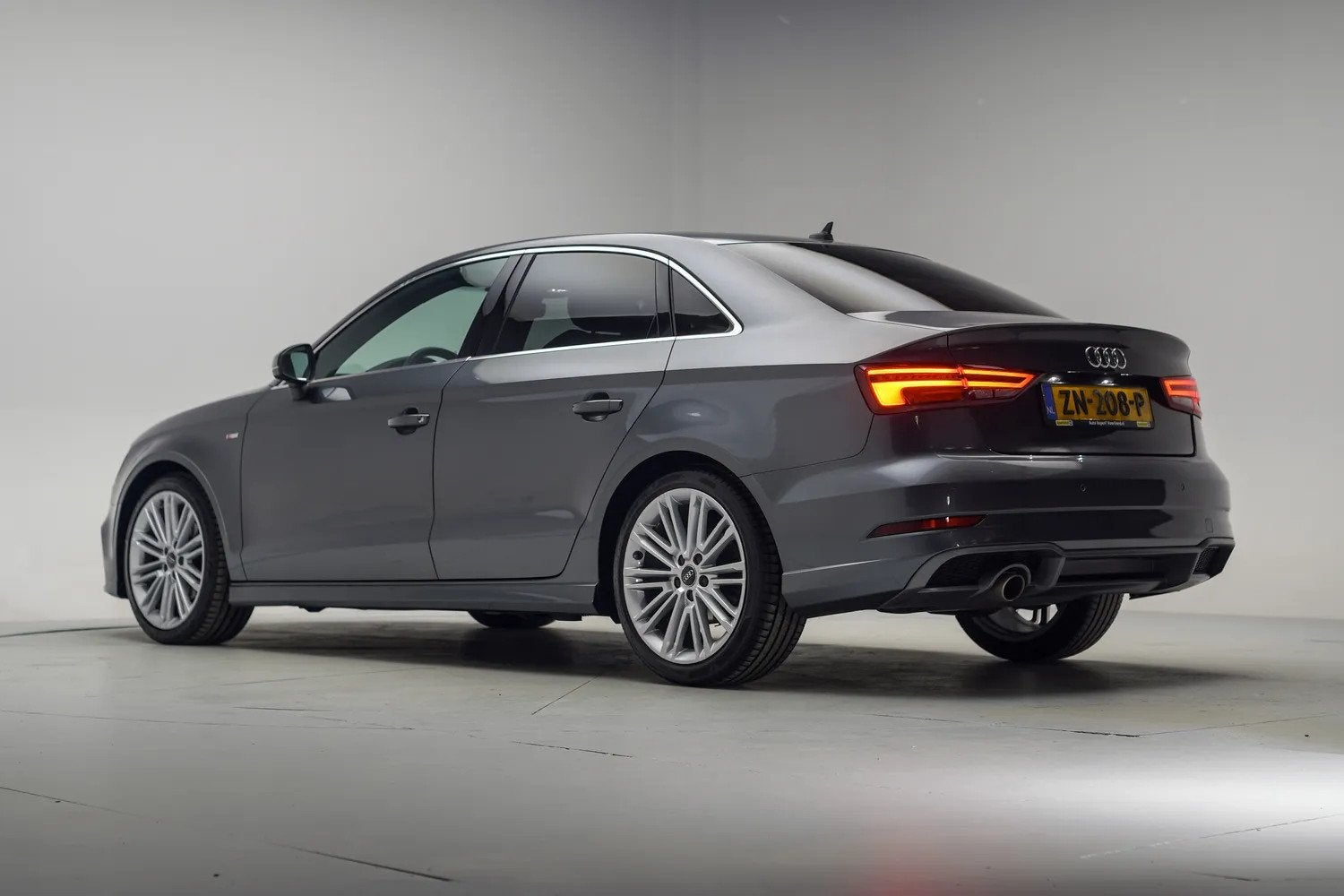 Audi A3 Limousine 30 TFSI S Line Aut. [ LED Stoelverwarming, Gebruikt, Xenon verlichting, 116 pk, Bedrijf