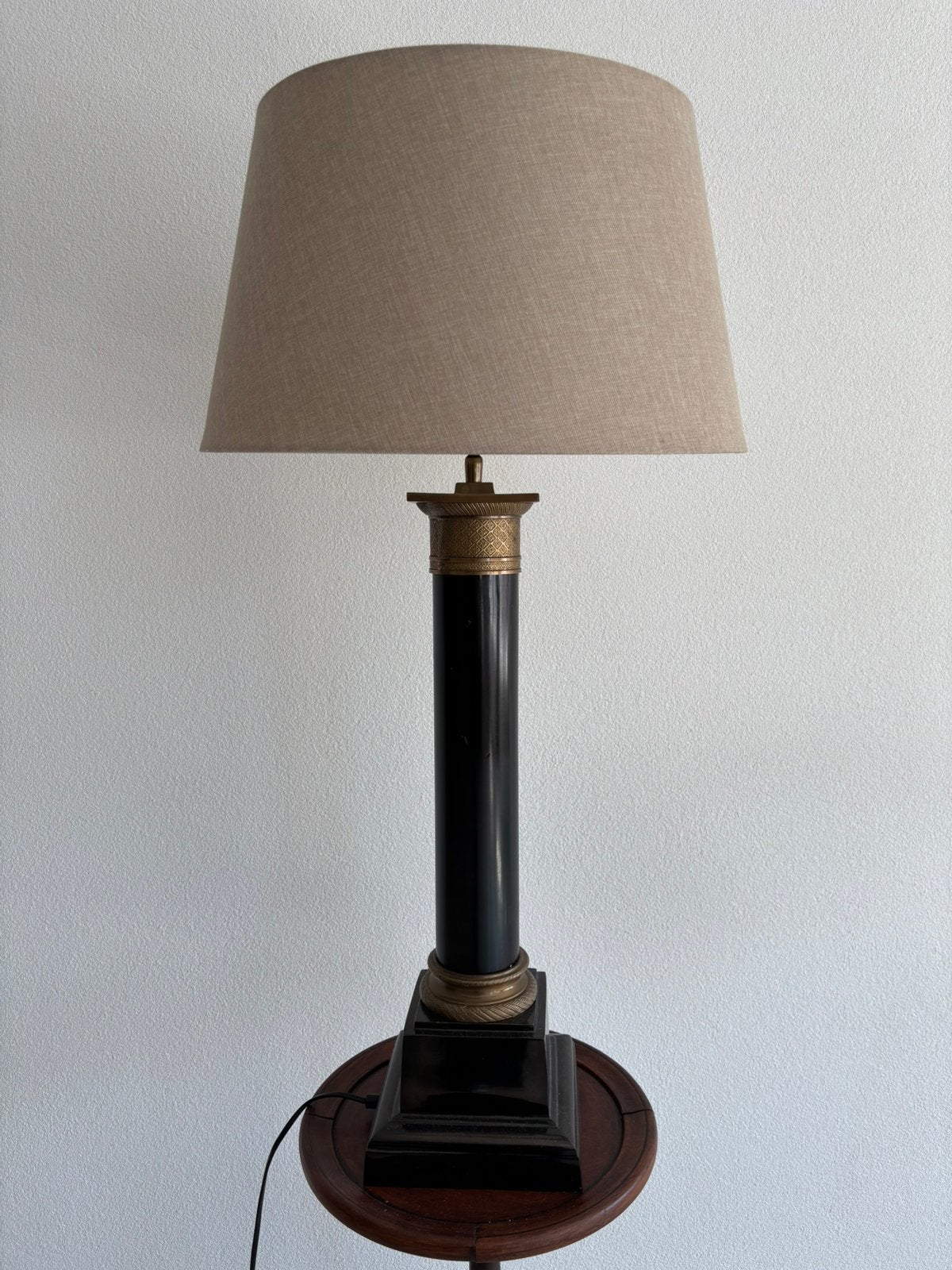 Grote  zware landelijk schemerlamp / tafellamp met beige kap, Huis en Inrichting, Lampen | Tafellampen, Ophalen, Landelijk, Zo goed als nieuw