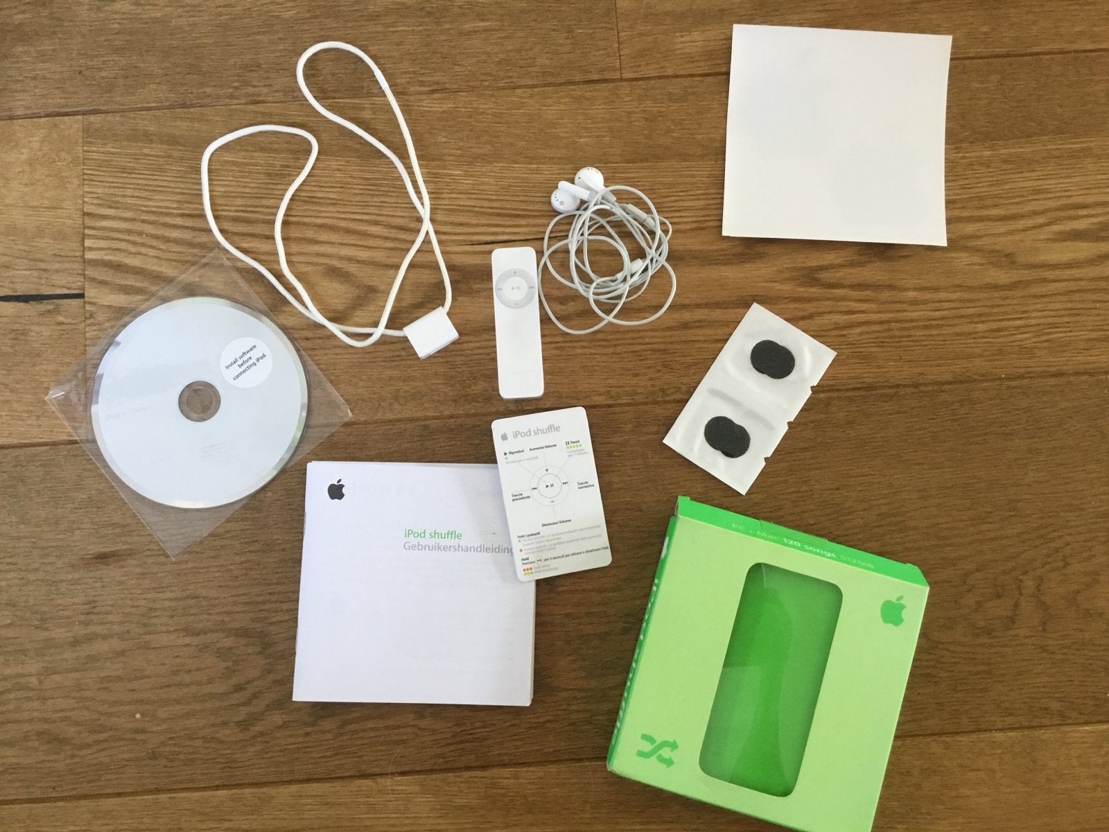 Apple iPod Shuffle 512MB (1e generatie) met accessoires, Shuffle, Zo goed als nieuw, Zilver, Minder dan 2 GB
