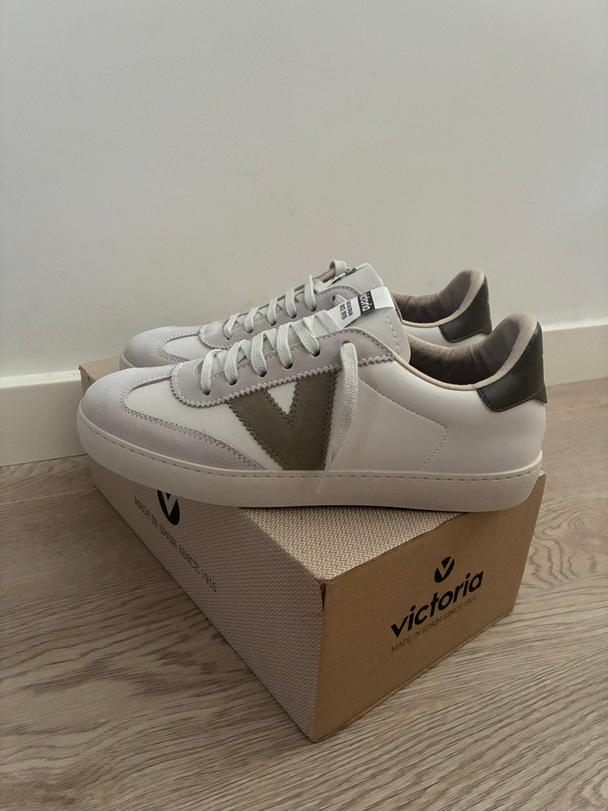 Victoria nieuwe sneakers, Wit, Nieuw, Ophalen of Verzenden, Sneakers of Gympen