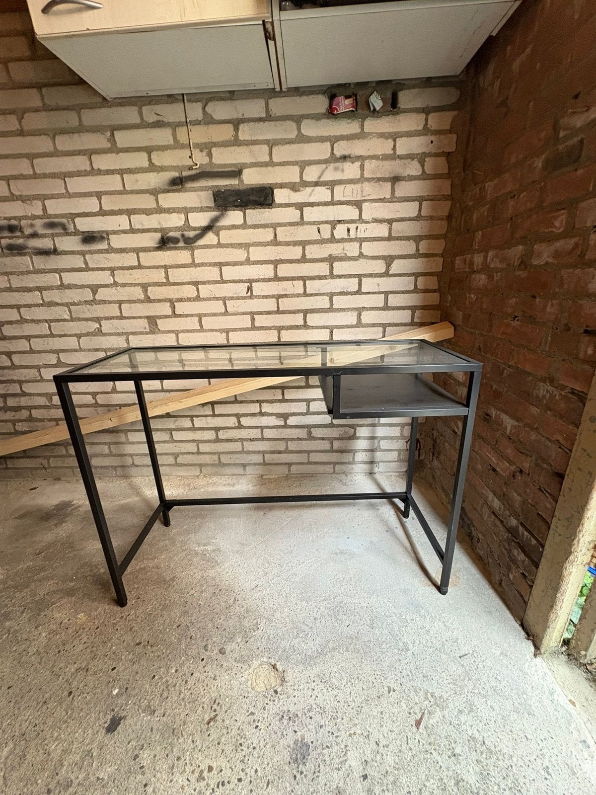 Modern bureau met glazen blad en metalen frame, Gebruikt, Ophalen of Verzenden, Computerbureau, Modern