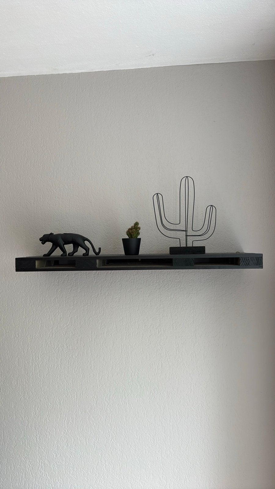 Zwarte wandplank van hout, Huis en Inrichting, Woonaccessoires | Wandplanken en Boekenplanken, Ophalen, Zo goed als nieuw