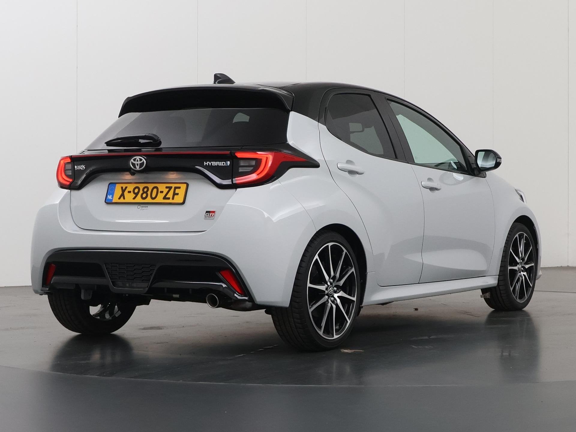 Toyota Yaris 1.5 Hybrid GR Sport | Navigatie | Parkeercamera, 450 kg, Gebruikt, 1490 cc, Bedrijf