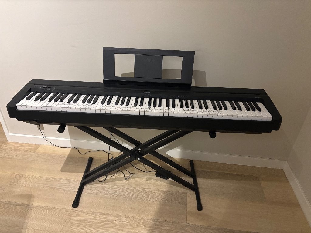 Yamaha P-45 digitale piano – + standaard + pianobank, Ophalen, Zo goed als nieuw, Zwart, Piano