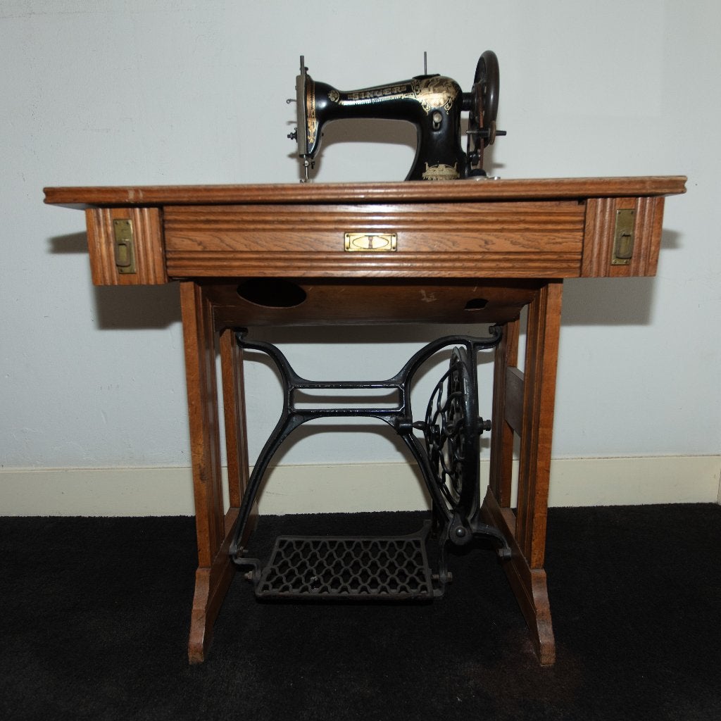 (Nr.466) Naaimachinemeubel met Singer naaimachine, Ophalen