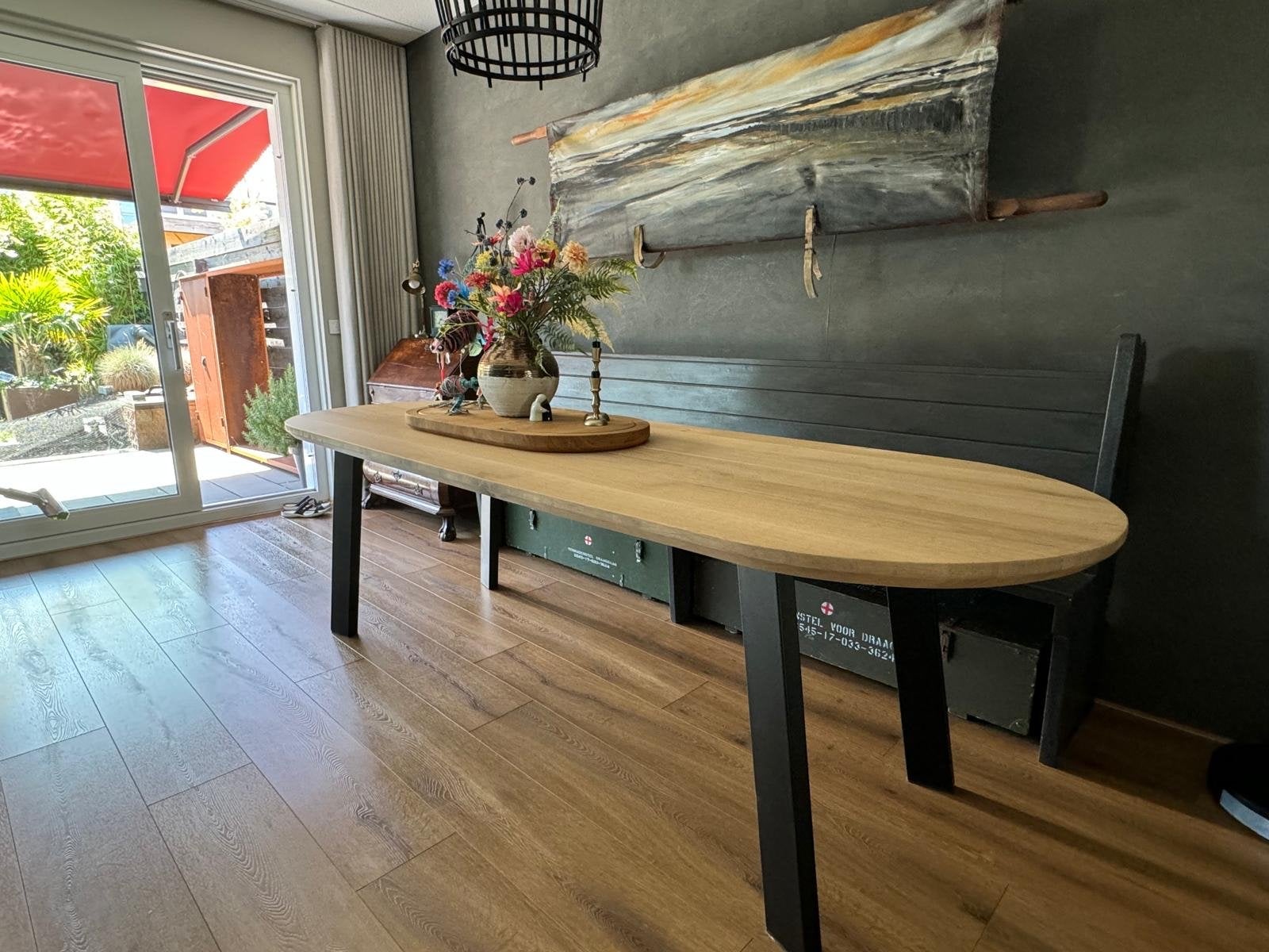 Handgemaakte eettafel massief Eiken met stalen poten, Ophalen, Modern, pasend in vele interieurs, Eikenhout, 200 cm of meer