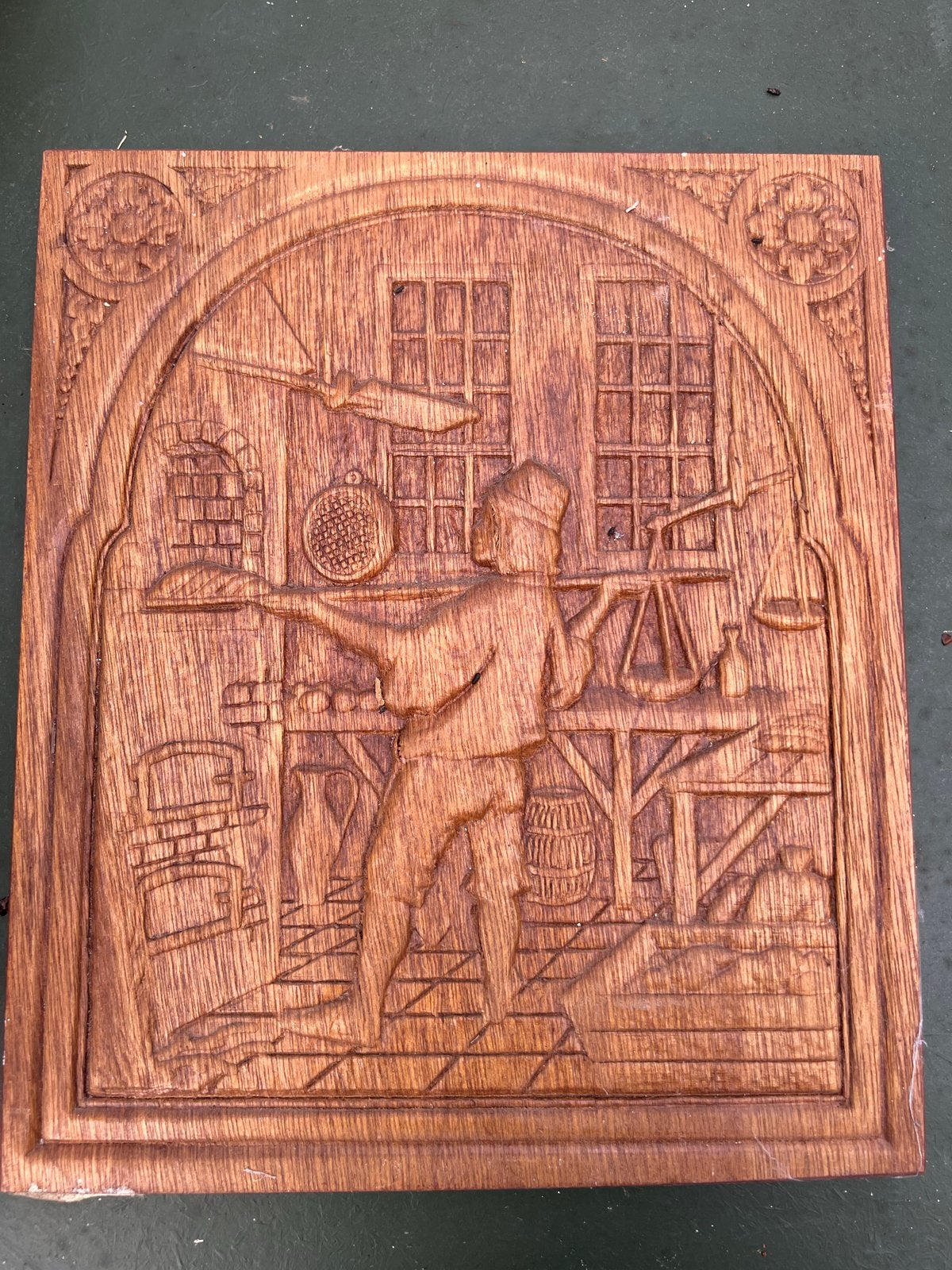 Houten wanddecoratie: Bakker aan het werk, Antiek en Kunst, Ophalen, Handgemaakt, Wanddecoratie, 20 - 50 cm
