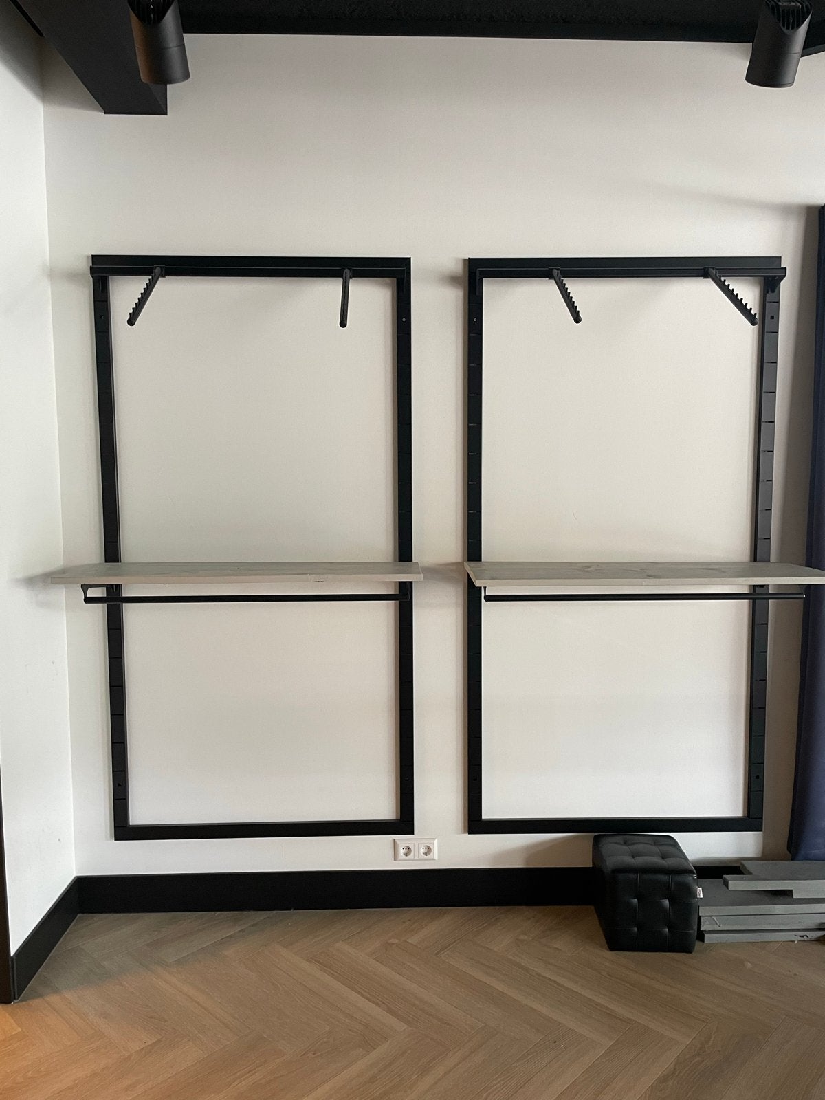 Wandkledingrekken Gruppo Corso & 2 Ronde Paskamers, Ophalen