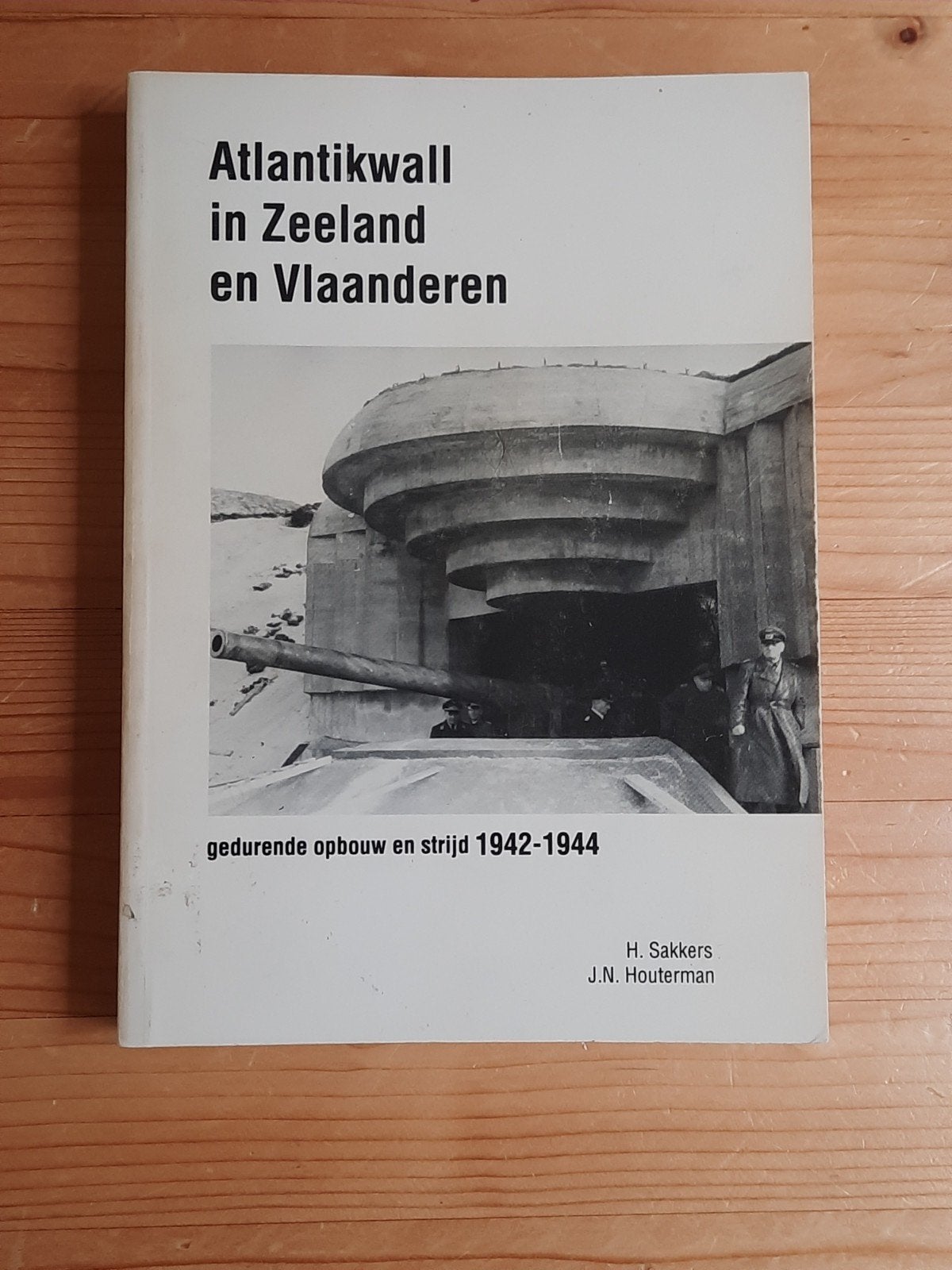 Atlantiwall in Zeeland en Vlaanderen, Boeken, Ophalen of Verzenden, H Sakkers, Tweede Wereldoorlog, Gelezen