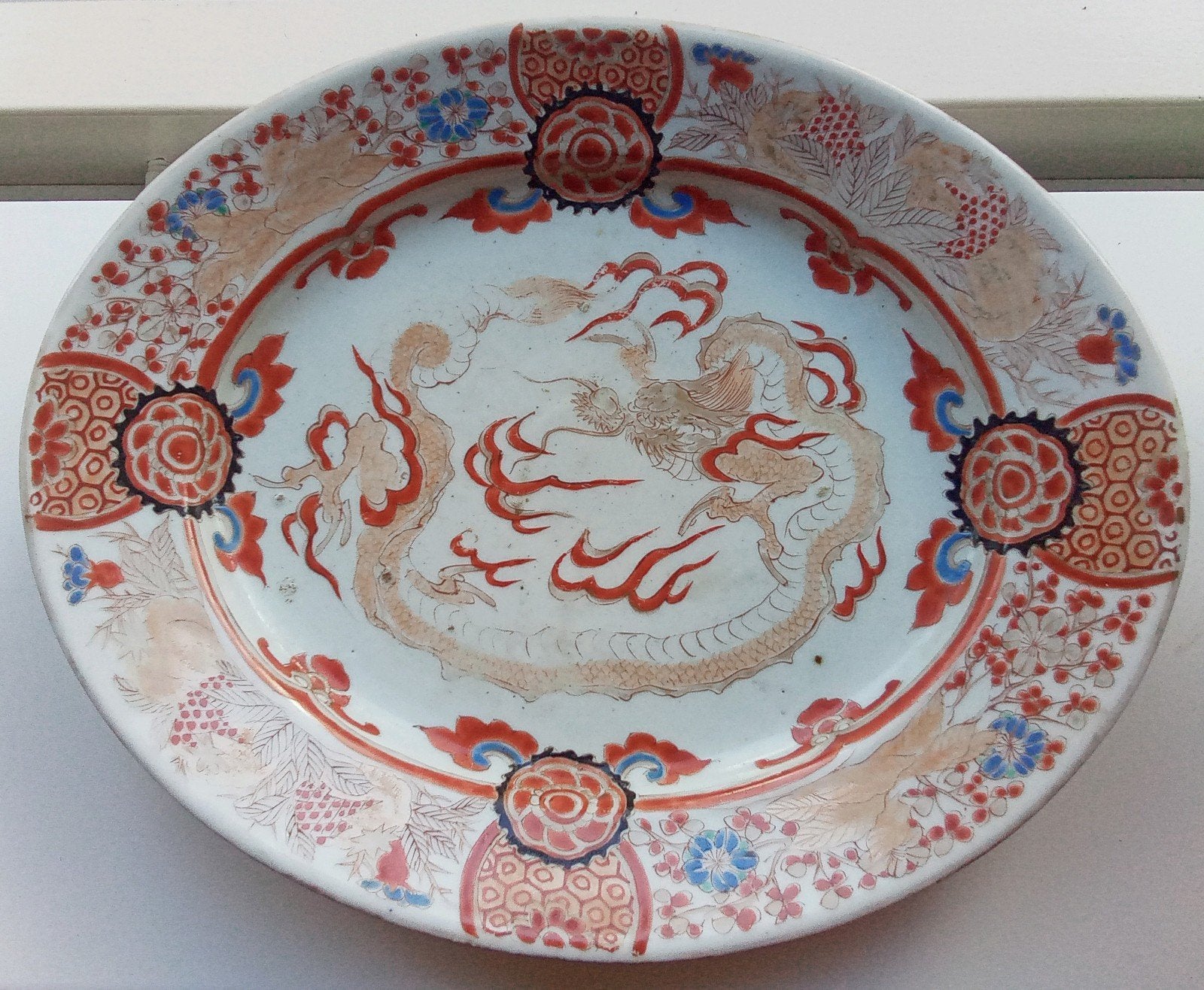 Antiek Japanse Imari schaal 32 bij 26 cm met draakdecor, Ophalen of Verzenden