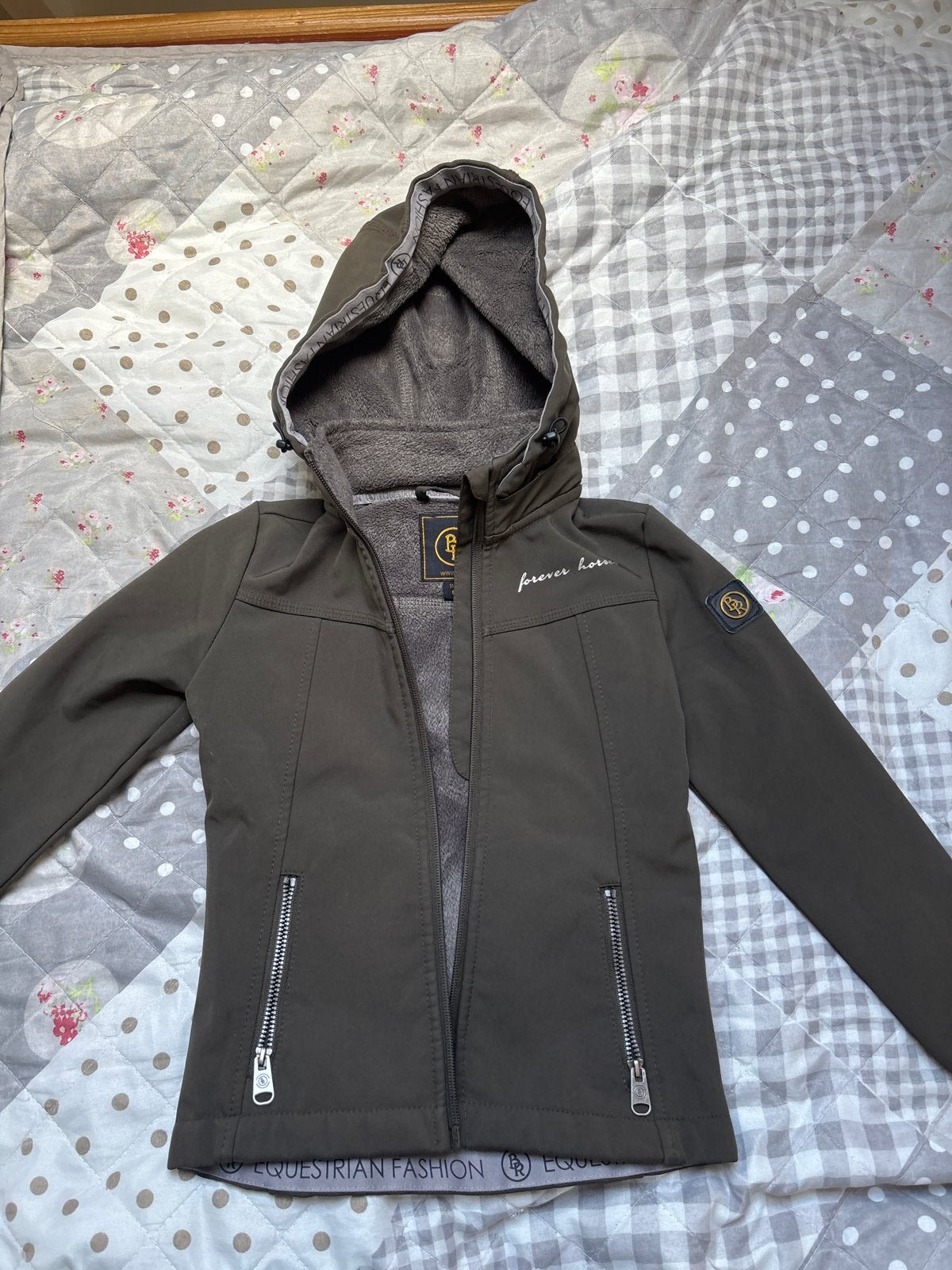 Softshell paardrij jas met capuchon - BR maat 116, Kinderen en Baby's, Kinderkleding | Maat 116, Ophalen of Verzenden, Zo goed als nieuw