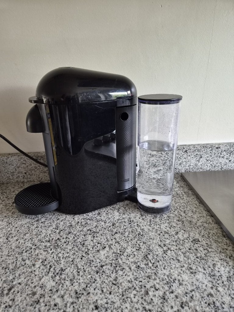 Nespresso koffie machine Vertuo Plus - zwart, Witgoed en Apparatuur, Koffiemachine, Ophalen of Verzenden, Zo goed als nieuw, Koffiepads en cups