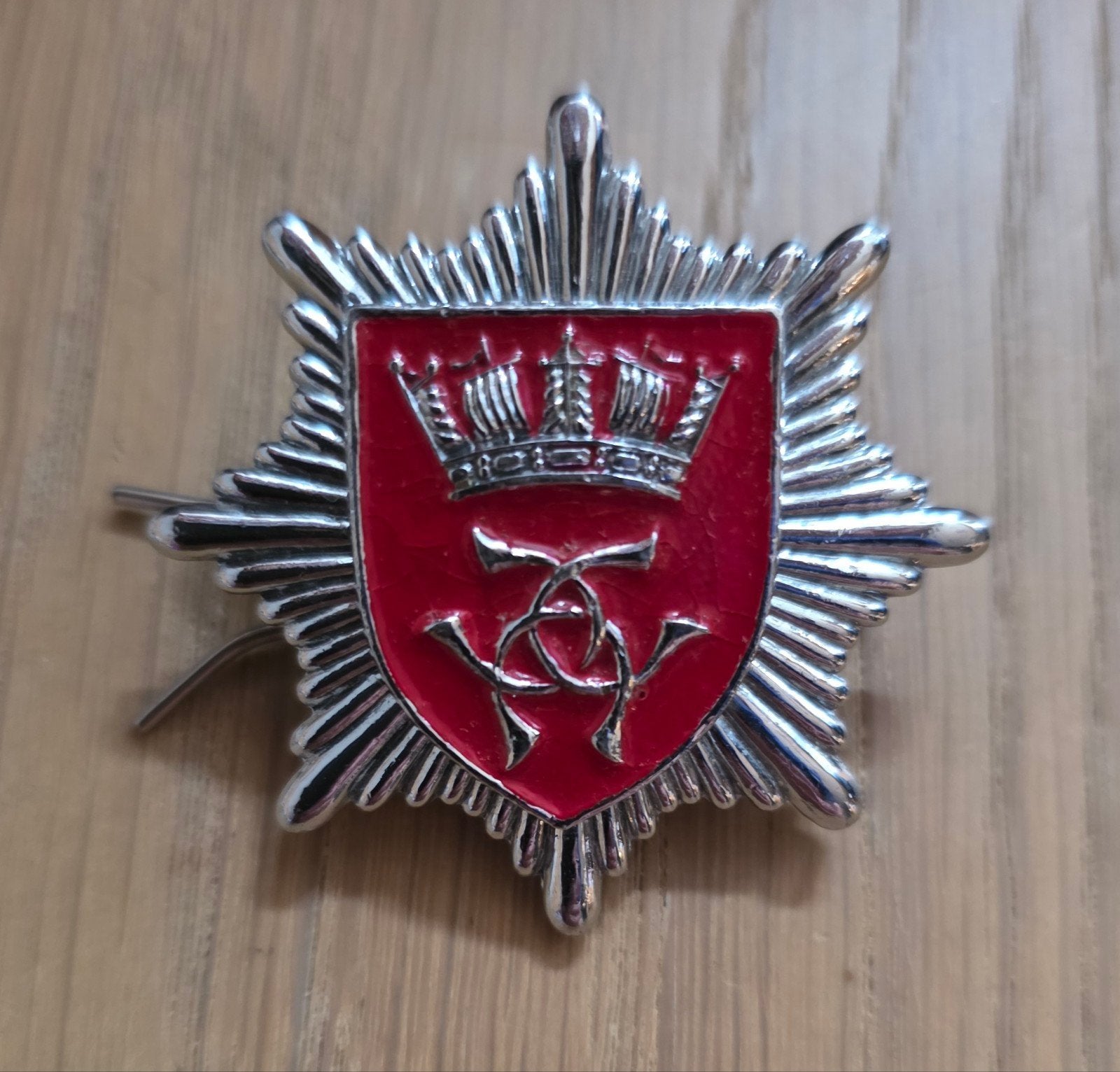 Vintage Broche met Kroon en Monogram - Rood en Zilver, Overige materialen, 4 tot 7 cm, Gebruikt, Ophalen of Verzenden