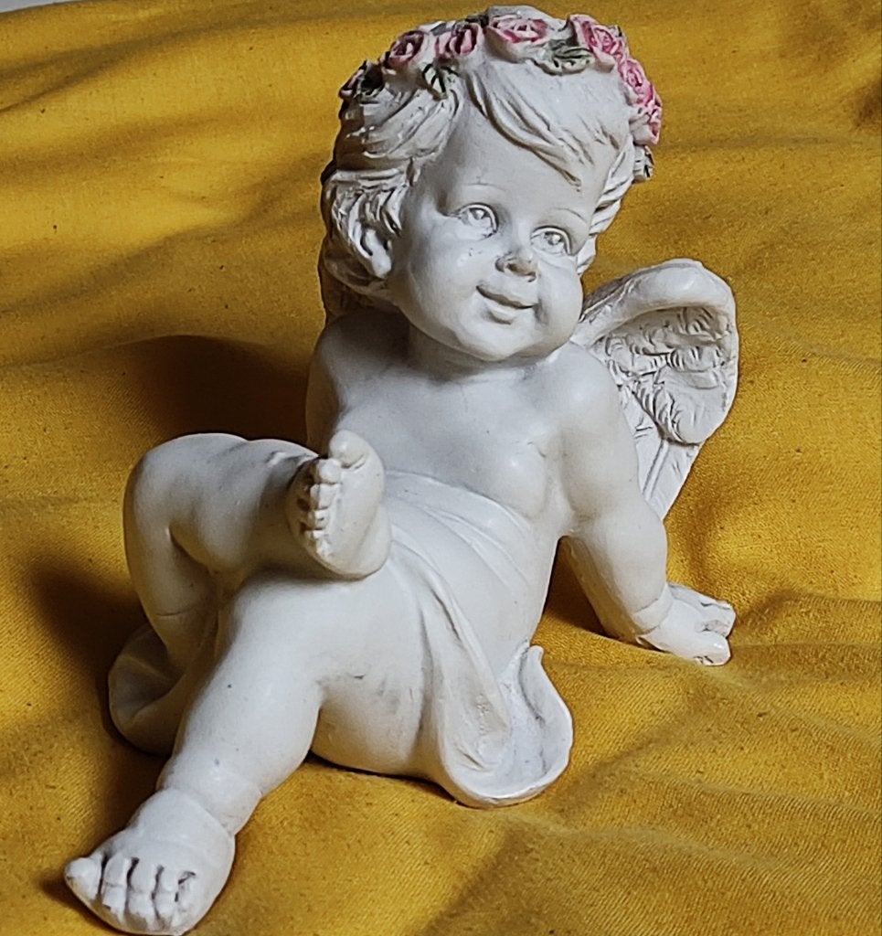 Zittend engeltje (cherubijntje) met roze rozenkroon, Antiek en Kunst, Curiosa en Brocante, Ophalen of Verzenden