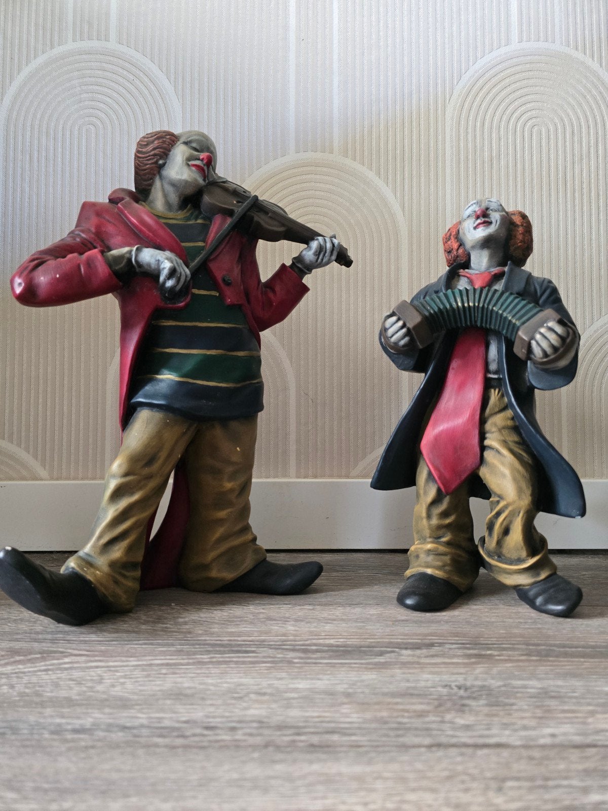 Twee vrolijke clownbeelden: viool en accordeon, Ophalen, Groep mensen, Handgemaakt, 20 - 50 cm