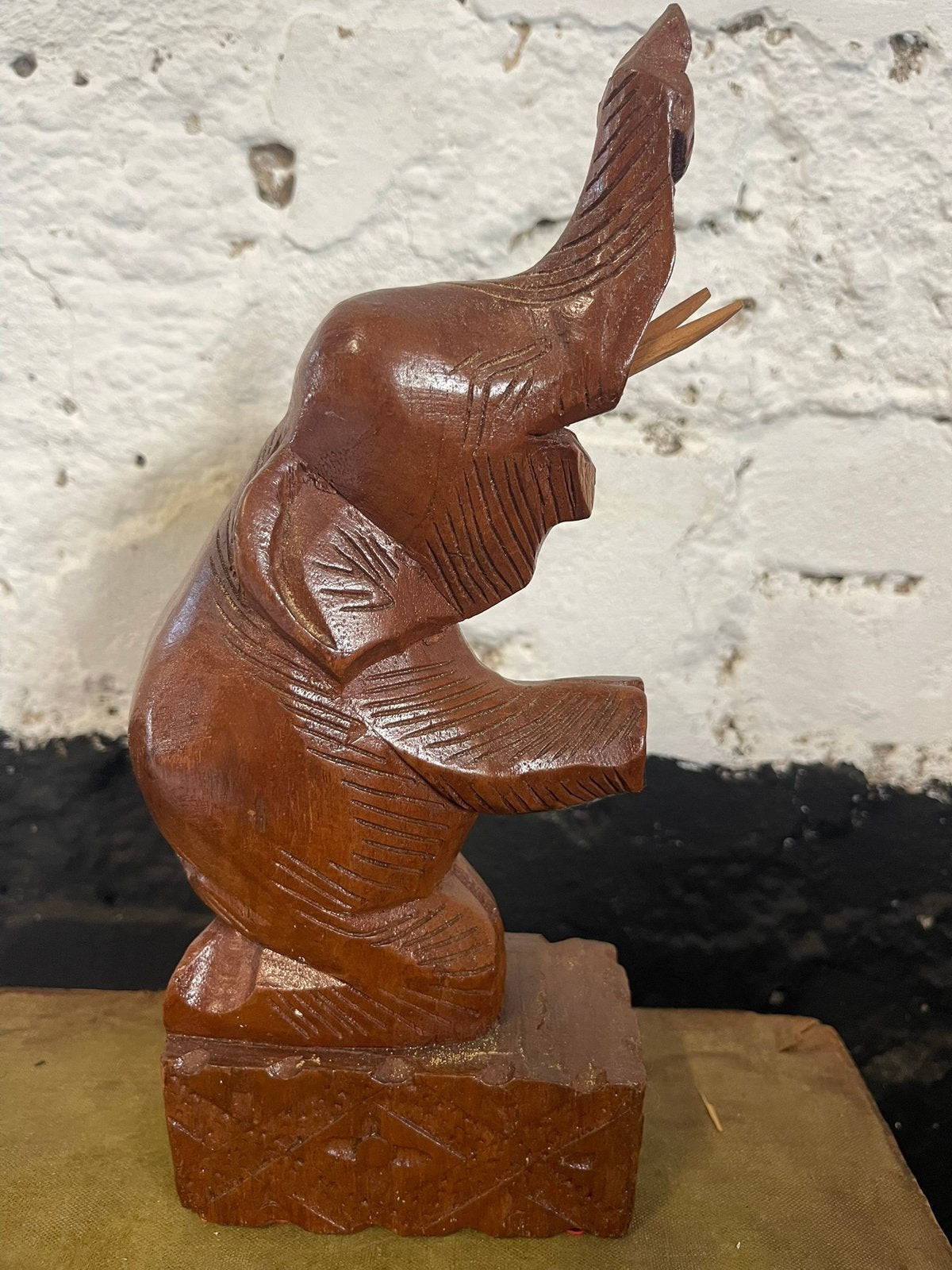 Vintage houten boekensteun in de vorm van een olifant, Houtsnijwerk, Minder dan 20 cm, Ophalen of Verzenden, Zoogdier