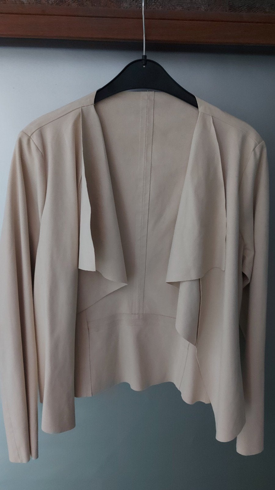 Beige jasje met open voorkant, Maat 38/40 (M), Beige, Ophalen of Verzenden, Onbekend