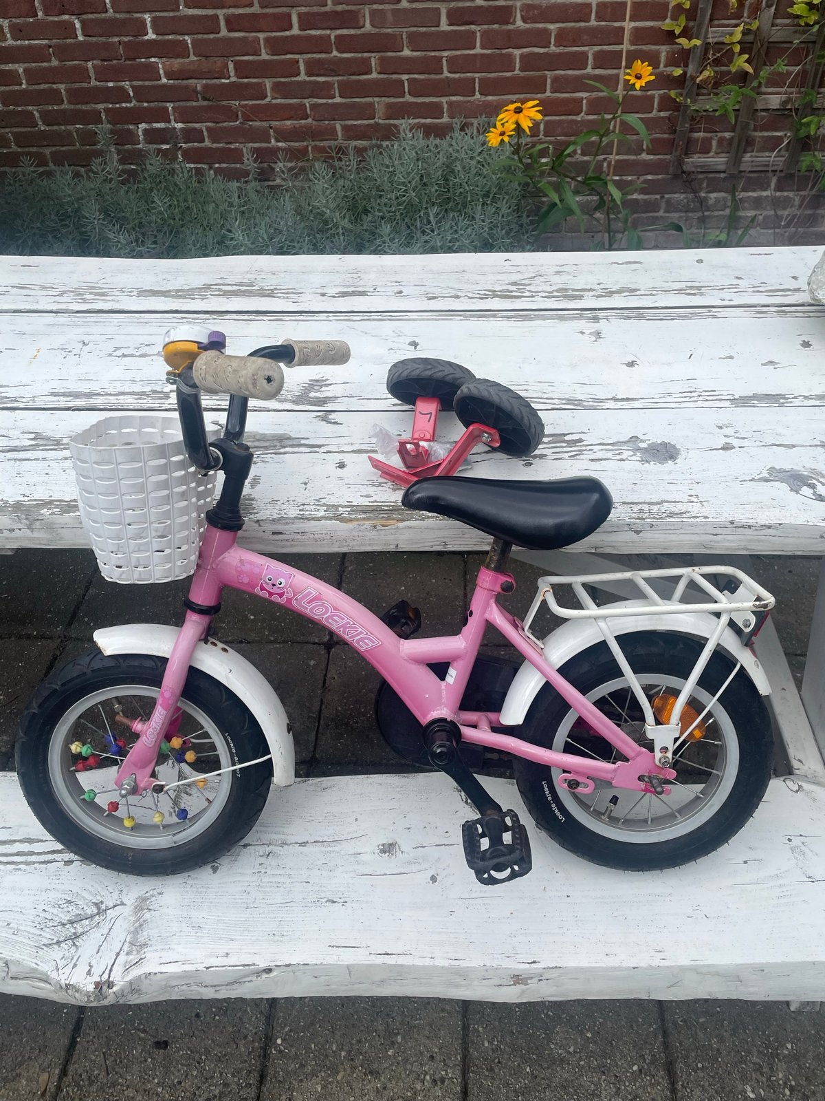 Loekie kinderfiets met zijwieltjes en mandje, Fietsen en Brommers, Ophalen, Terugtraprem, Zijwieltjes, Gebruikt