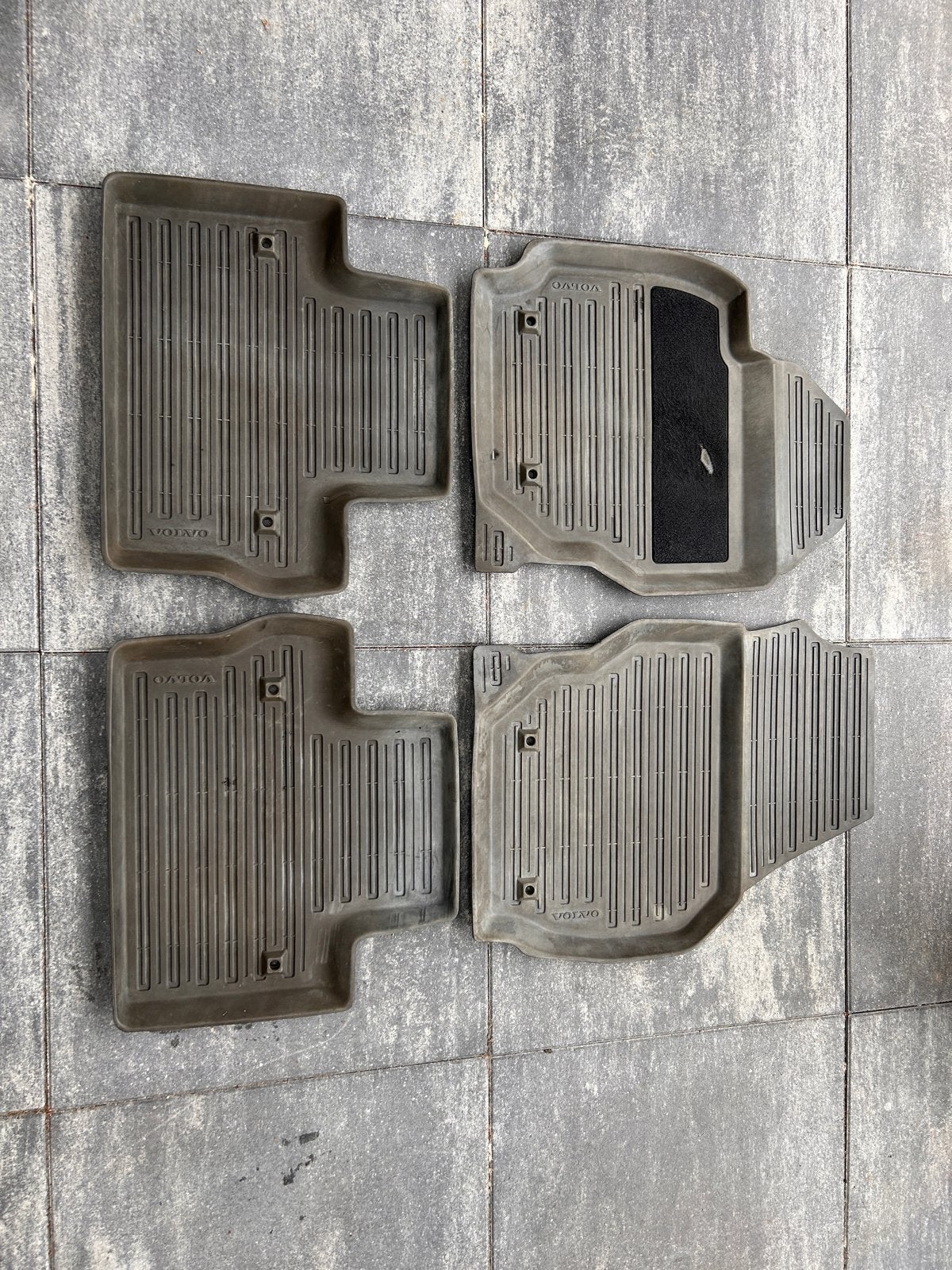 Volvo rubberen automatten set (4 stuks) v70 / xc70, Ophalen, Gebruikt
