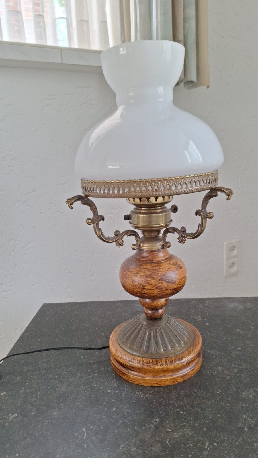Lamp, bruin hoit met glanzende glazen kap, Ophalen
