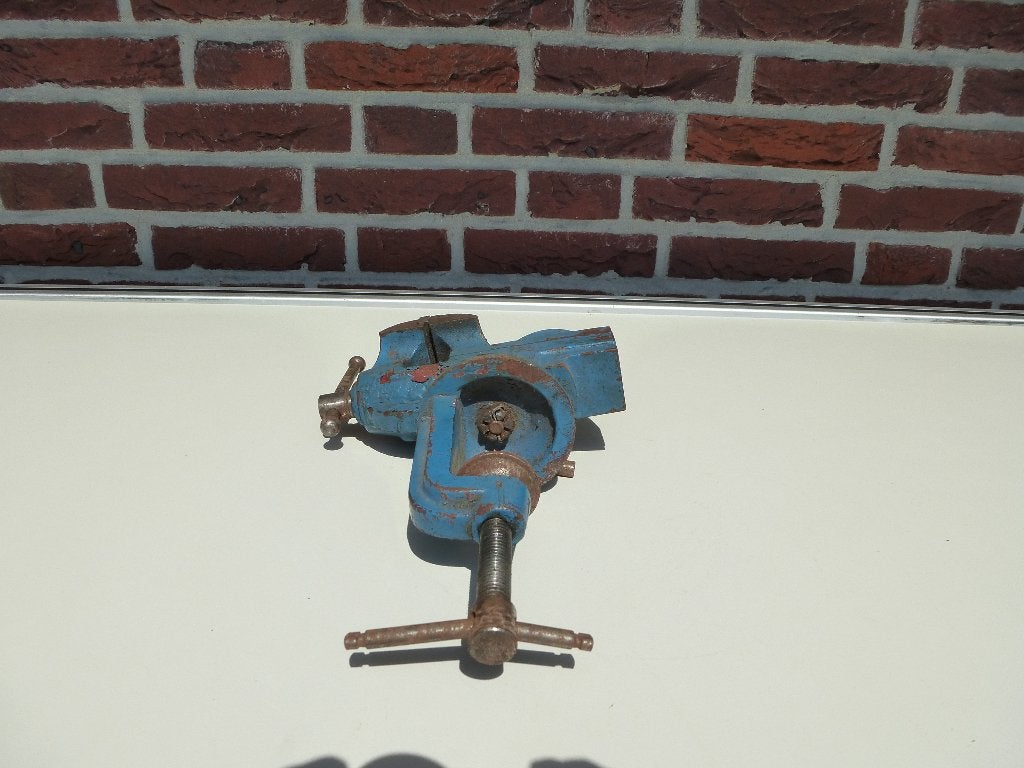 Een bankschroef met een ingebouwde tafelklem en draaibaar, Ophalen of Verzenden, Zo goed als nieuw