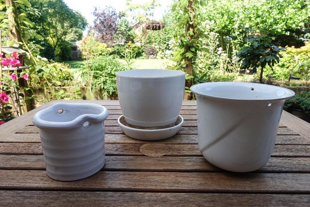 nog 1 witte ribbel hangpot van aardewerk - 1,50, Gebruikt, Rond, Ophalen of Verzenden, Balkon