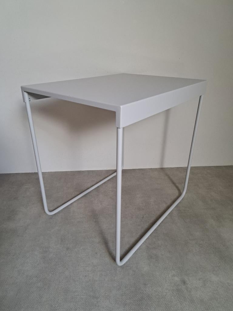 Strakke metalen bijzettafel van Ikea, lichtgrijs, 45 tot 60 cm, Minder dan 55 cm, Gebruikt, Metaal of Aluminium