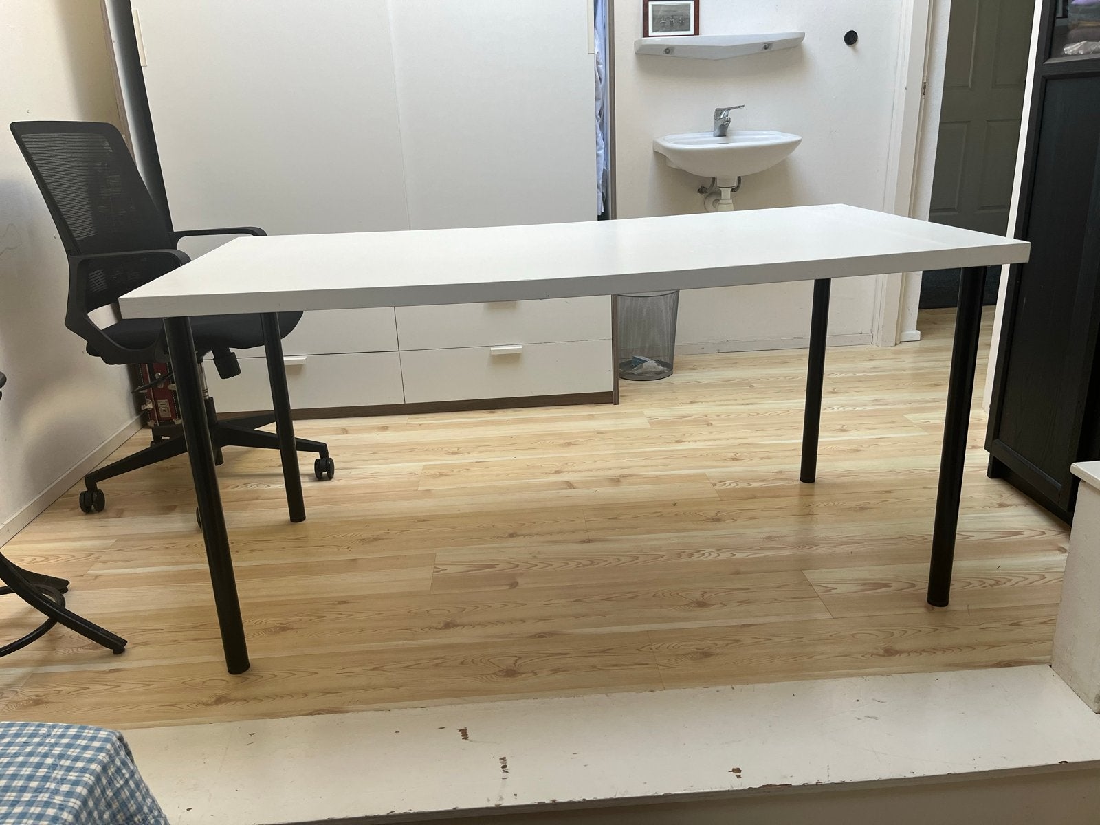 Witte tafels met zwart onderstel, Ophalen, Rechthoekig, 75 cm of meer, 60 cm of meer