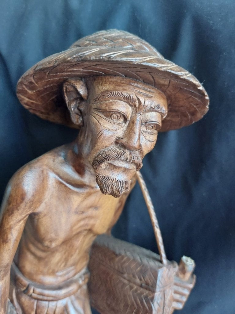 Indonesisch houten beeld van visser met vis en eenden (1950), Houtsnijwerk, Handgemaakt, Hout, Bruin