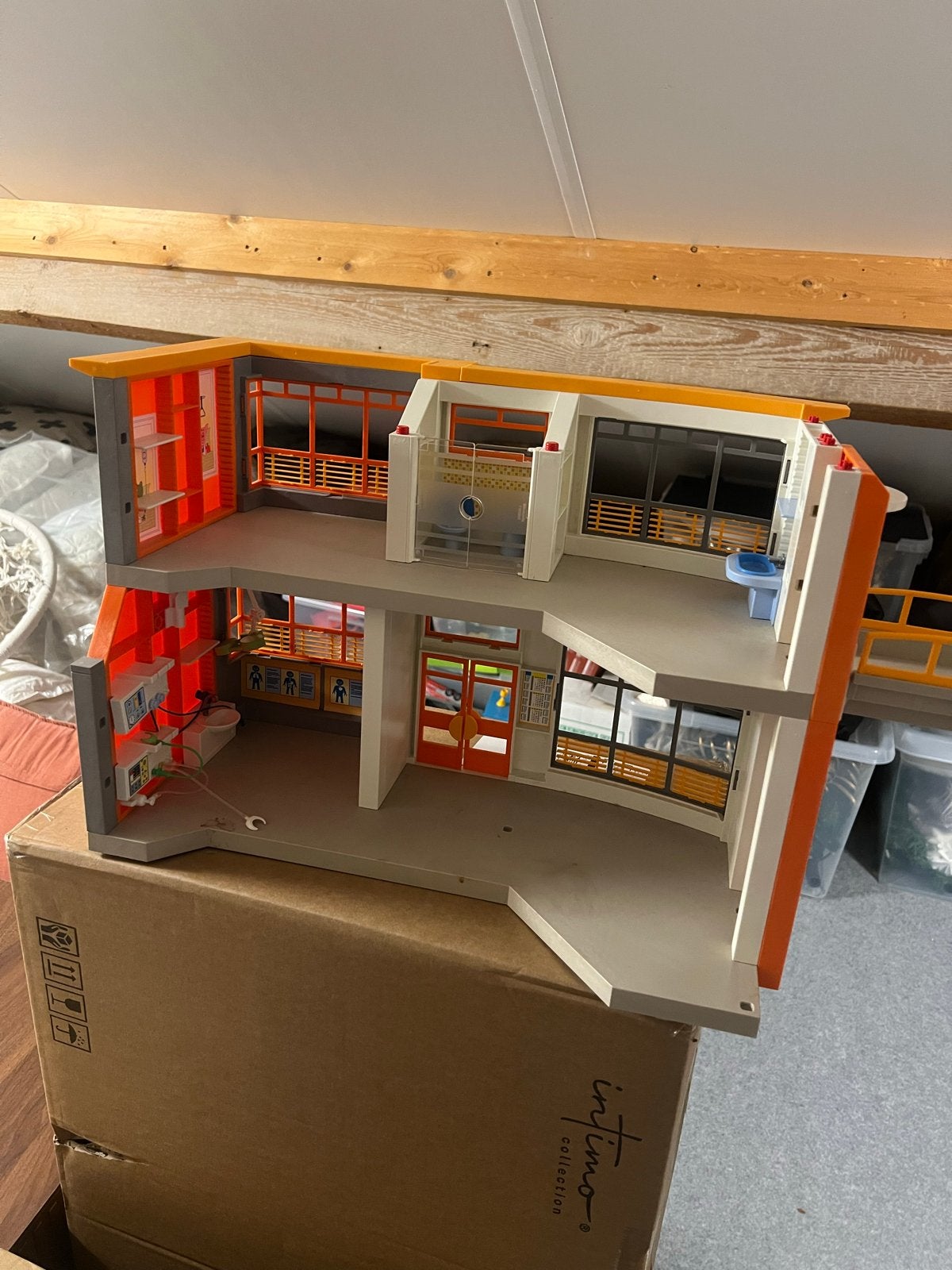 Foto 15 van Grote partij Playmobil: Hotel, Ziekenhuis, Zwembad, Camper