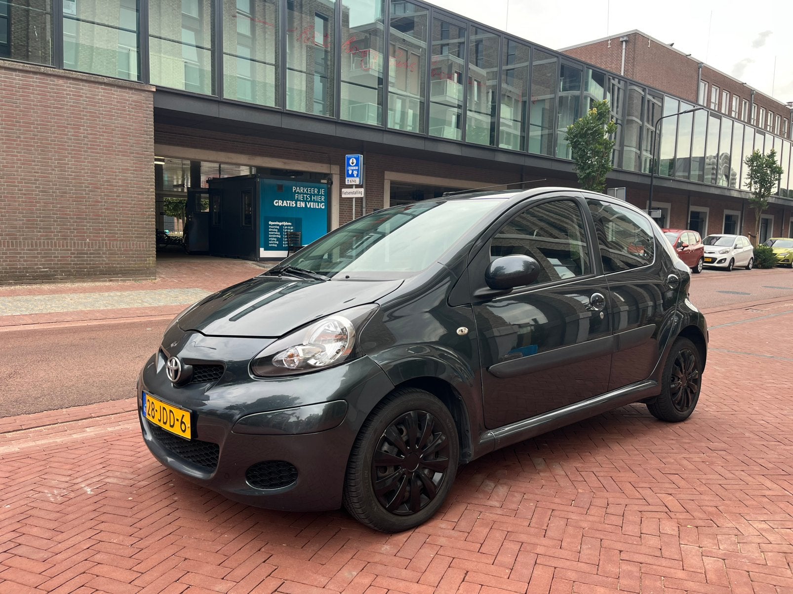 Toyota Aygo 1.0 12V Vvt-i 5DRS 2009 Grijs, Voorwielaandrijving, Stof, 4 stoelen, 68 pk