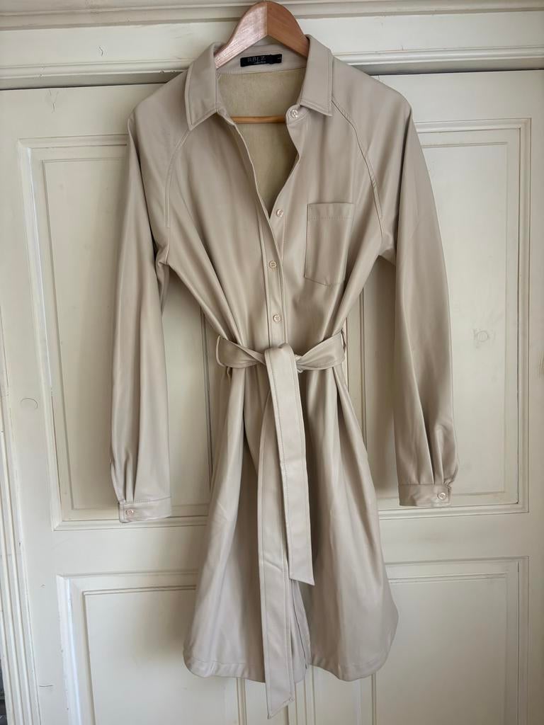 RBLZ Faux Leren Jurk/Jas - Crème - Maat L - Nieuw, Kleding | Dames, Jurken, Ophalen of Verzenden, Nieuw, Maat 42/44 (L), Beige