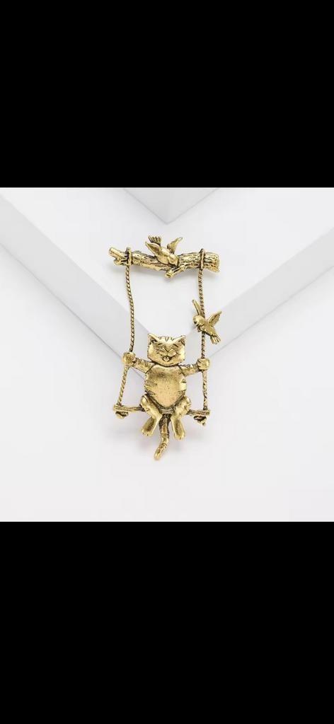 Nieuwe Broche Kat op Schommel met Vogels, Overige materialen, 4 tot 7 cm, Nieuw, Ophalen of Verzenden