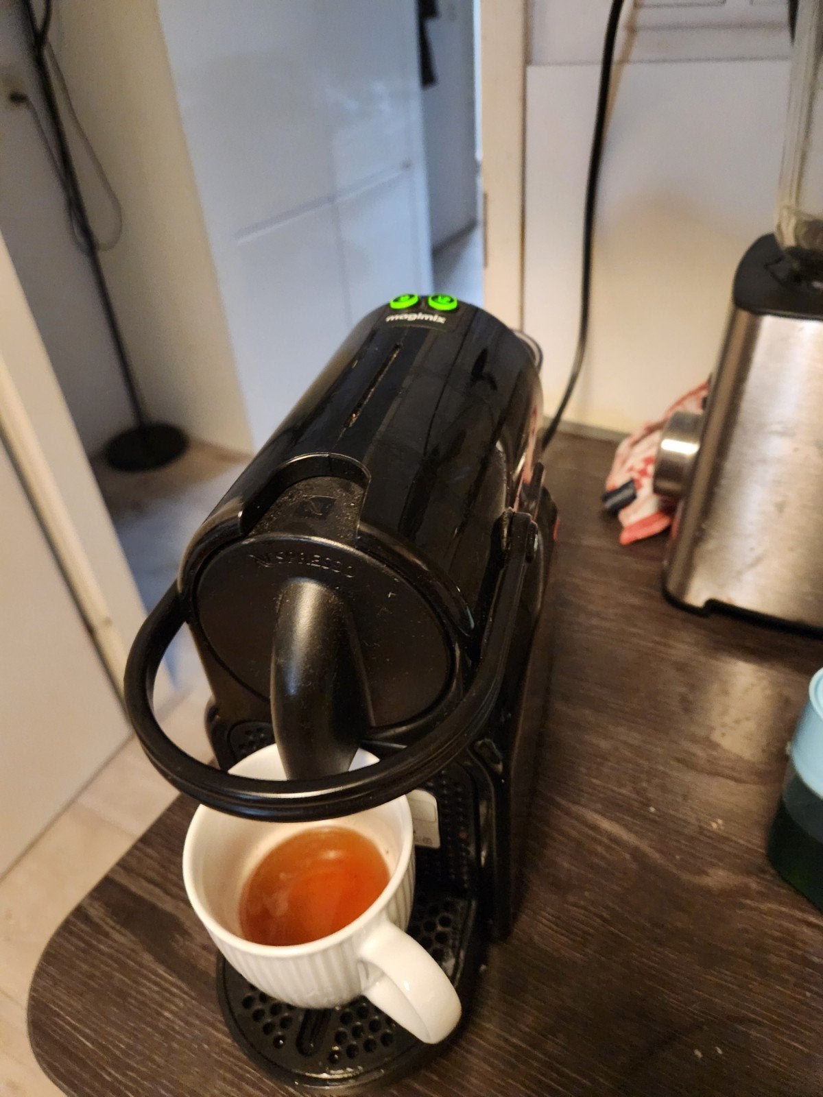 Magimix Nespresso Inissia Koffiezetapparaat Zwart, Koffiepads en cups, Gebruikt, Espresso apparaat, Ophalen of Verzenden