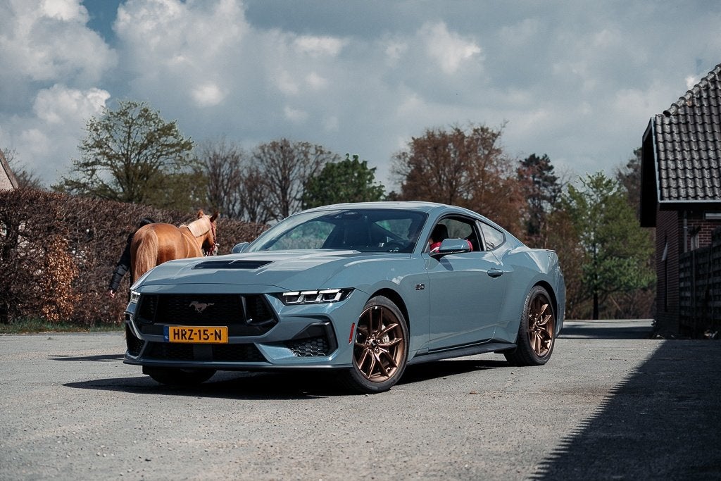 Ford Mustang GT 5.0 V8 480PK | Handbak | Vapor Blue | Bronze, 1716 kg, Achterwielaandrijving, 5000 cc, Leder